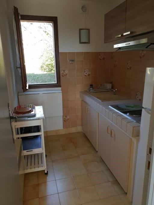 Residence Lou Cigaloun - Ana Location Gréoux-les-Bains Екстериор снимка
