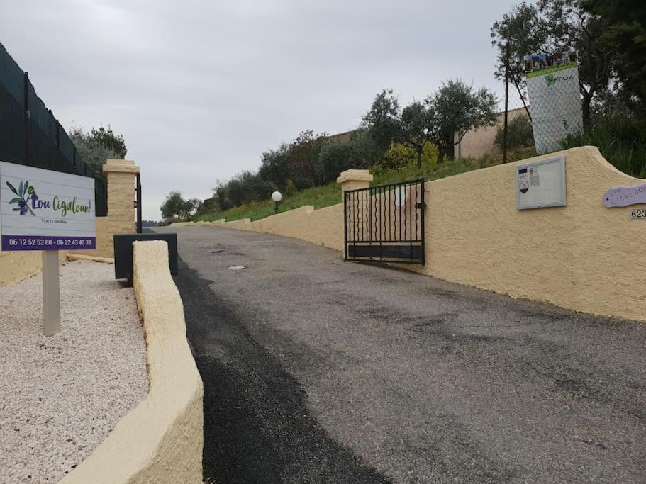 Residence Lou Cigaloun - Ana Location Gréoux-les-Bains Екстериор снимка