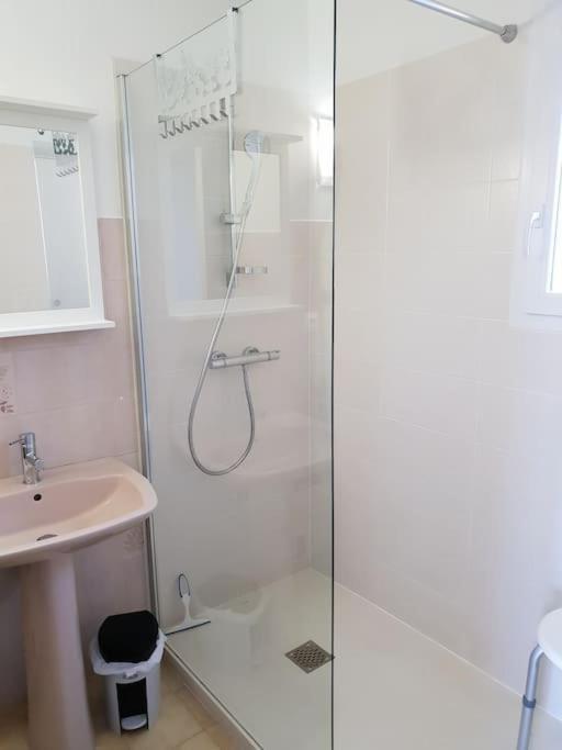Residence Lou Cigaloun - Ana Location Gréoux-les-Bains Екстериор снимка