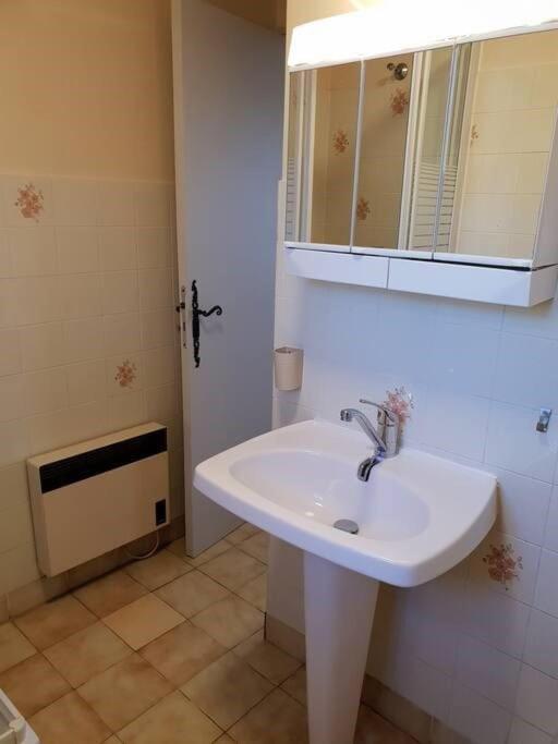 Residence Lou Cigaloun - Ana Location Gréoux-les-Bains Екстериор снимка