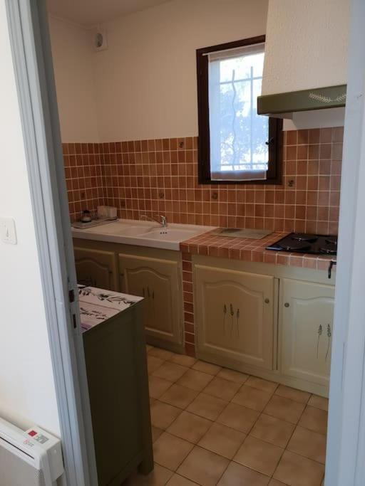 Residence Lou Cigaloun - Ana Location Gréoux-les-Bains Екстериор снимка